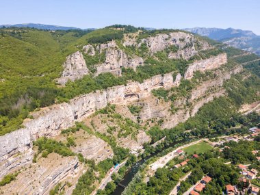 Iskar Nehri ve Boğazı 'ndaki Lakatnik Kayaları' nın hava manzarası, Balkan Dağları, Bulgaristan