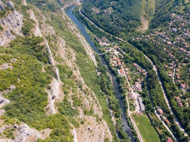 Iskar Nehri ve Boğazı 'ndaki Lakatnik Kayaları' nın hava manzarası, Balkan Dağları, Bulgaristan