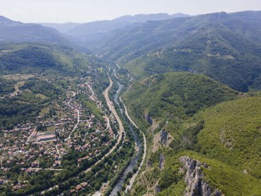 Iskar Nehri ve Boğazı 'ndaki Lakatnik Kayaları' nın hava manzarası, Balkan Dağları, Bulgaristan