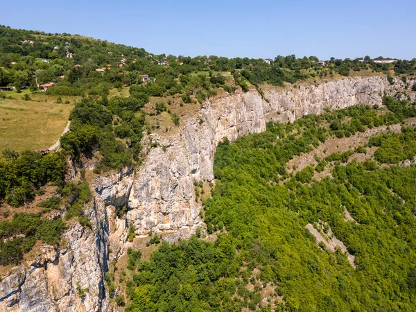 Bulgaristan 'ın Balkan Dağları' nın Zasele köyü yakınlarındaki Iskar Nehri Boğazı 'nın hava manzarası