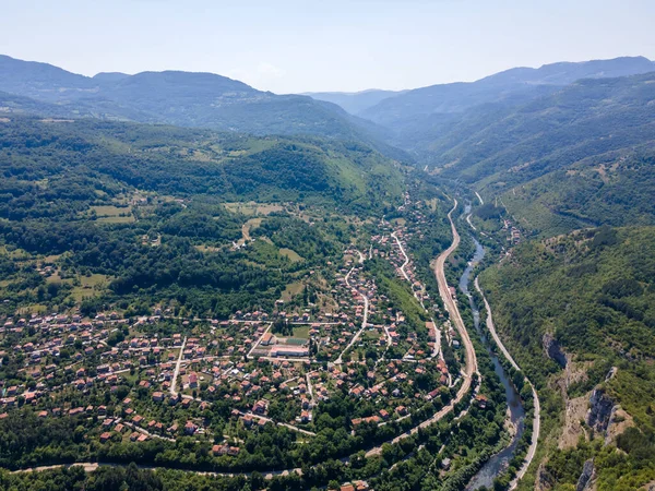 Iskar Nehri ve Boğazı 'ndaki Lakatnik Kayaları' nın hava manzarası, Balkan Dağları, Bulgaristan