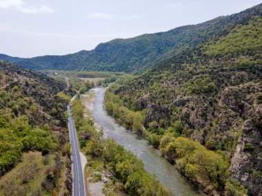 Bulgaristan 'ın Kresna Vadisi' nden geçen Struma Nehri 'nin şaşırtıcı hava manzarası