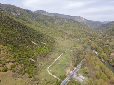 Bulgaristan 'ın Kresna Vadisi' nden geçen Struma Nehri 'nin şaşırtıcı hava manzarası