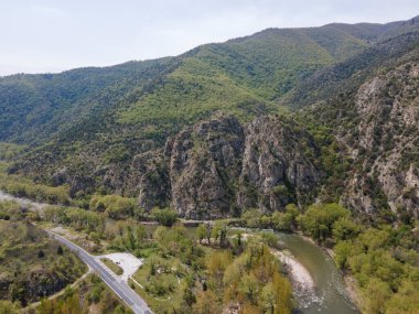 Bulgaristan 'ın Kresna Vadisi' nden geçen Struma Nehri 'nin şaşırtıcı hava manzarası