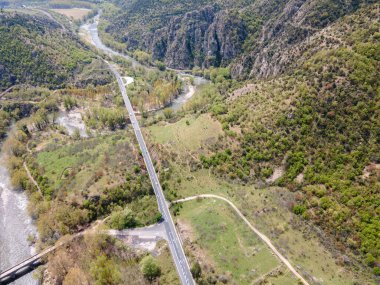 Bulgaristan 'ın Kresna Vadisi' nden geçen Struma Nehri 'nin şaşırtıcı hava manzarası