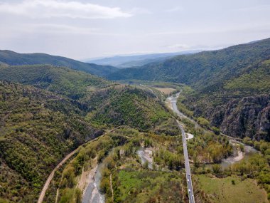 Bulgaristan 'ın Kresna Vadisi' nden geçen Struma Nehri 'nin şaşırtıcı hava manzarası