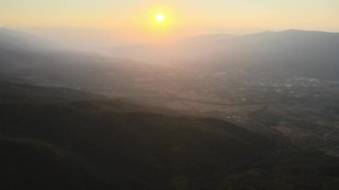Bulgaristan 'ın Petrich kenti yakınlarındaki Belasitsa Dağı' nın hava günbatımı manzarası