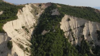 Rozhen kum piramitlerinin hava günbatımı manzarası, Blagoevgrad bölgesi, Bulgaristan