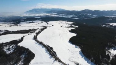 Lyulin Dağı 'nın kar kaplı havadan görünüşü, Sofya Şehir Bölgesi, Bulgaristan