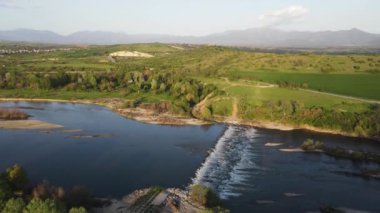 Bulgaristan 'ın Blagoevgrad bölgesinin Topolnitsa köyü yakınlarındaki Struma nehrinin hava günbatımı manzarası