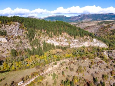 Nishava nehri boğazının havadan sonbahar manzarası, Balkan Dağları, Bulgaristan