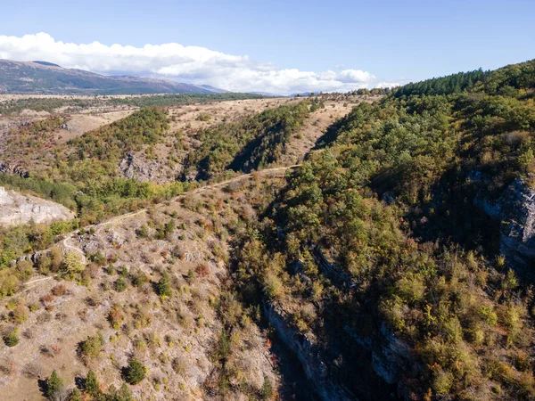 Nishava nehri boğazının havadan sonbahar manzarası, Balkan Dağları, Bulgaristan