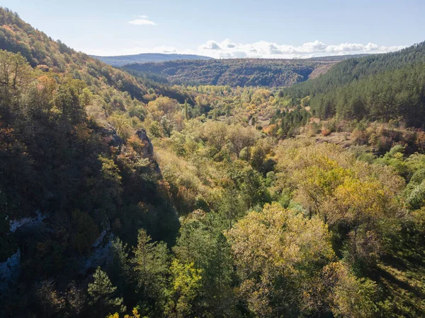 Nishava nehri boğazının havadan sonbahar manzarası, Balkan Dağları, Bulgaristan