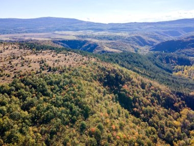 Nishava nehri boğazının havadan sonbahar manzarası, Balkan Dağları, Bulgaristan