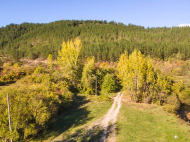 Nishava nehri boğazının havadan sonbahar manzarası, Balkan Dağları, Bulgaristan