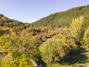 Nishava nehri boğazının havadan sonbahar manzarası, Balkan Dağları, Bulgaristan