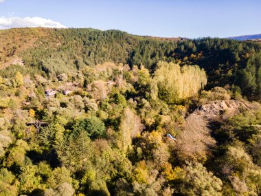 Nishava nehri boğazının havadan sonbahar manzarası, Balkan Dağları, Bulgaristan