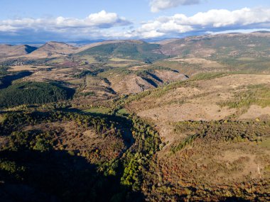 Nishava nehri boğazının havadan sonbahar manzarası, Balkan Dağları, Bulgaristan