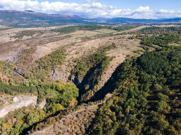 Nishava nehri boğazının havadan sonbahar manzarası, Balkan Dağları, Bulgaristan