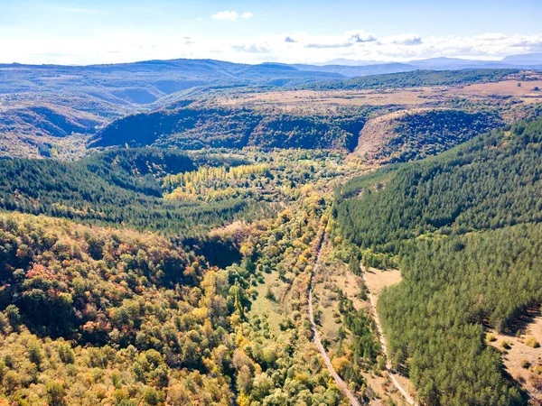 Nishava nehri boğazının havadan sonbahar manzarası, Balkan Dağları, Bulgaristan