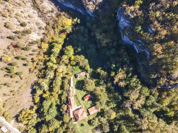 Nishava nehri boğazının havadan sonbahar manzarası, Balkan Dağları, Bulgaristan