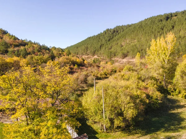 Nishava nehri boğazının havadan sonbahar manzarası, Balkan Dağları, Bulgaristan