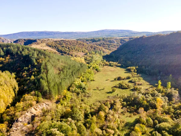 Nishava nehri boğazının havadan sonbahar manzarası, Balkan Dağları, Bulgaristan