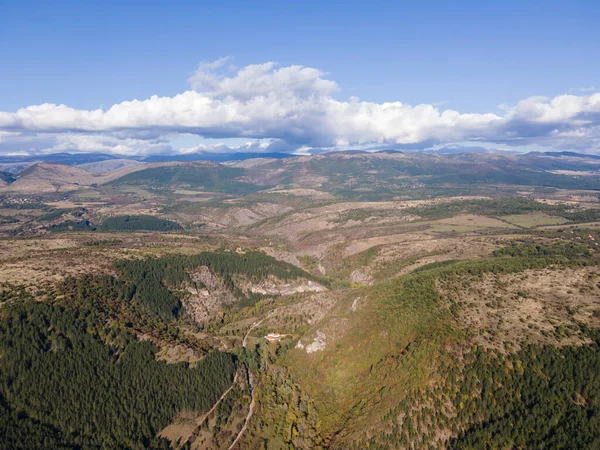 Nishava nehri boğazının havadan sonbahar manzarası, Balkan Dağları, Bulgaristan