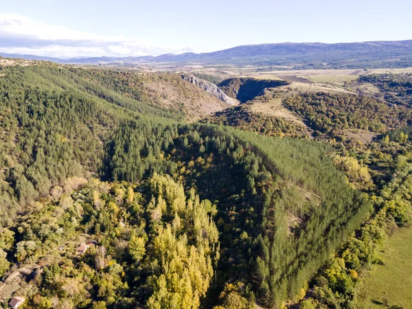 Nishava nehri boğazının havadan sonbahar manzarası, Balkan Dağları, Bulgaristan