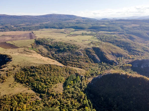 Nishava nehri boğazının havadan sonbahar manzarası, Balkan Dağları, Bulgaristan