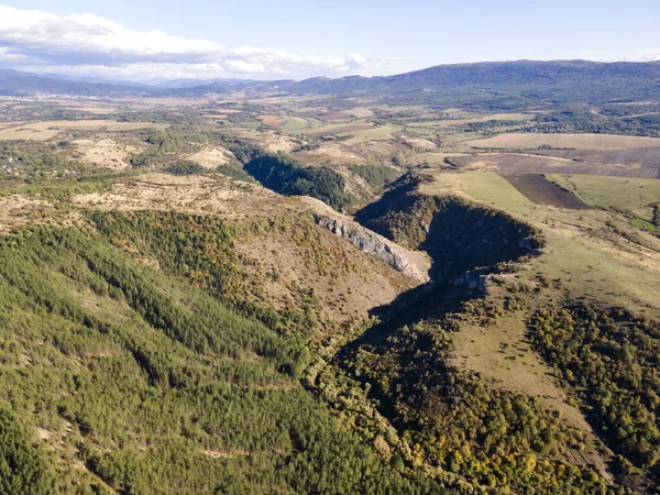 Nishava nehri boğazının havadan sonbahar manzarası, Balkan Dağları, Bulgaristan