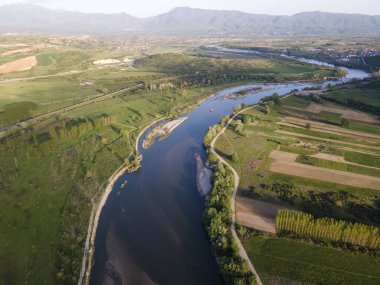 Bulgaristan 'ın Blagoevgrad bölgesinin Topolnitsa köyü yakınlarındaki Struma nehrinin hava günbatımı manzarası
