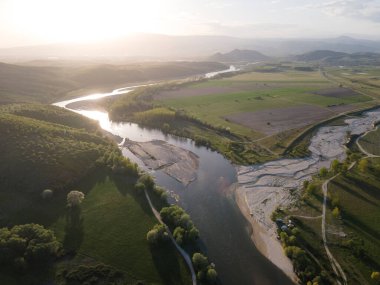 Bulgaristan 'ın Blagoevgrad bölgesinin Topolnitsa köyü yakınlarındaki Struma nehrinin hava günbatımı manzarası