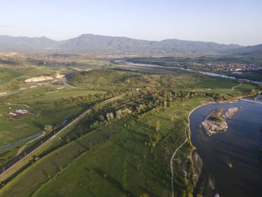 Bulgaristan 'ın Blagoevgrad bölgesinin Topolnitsa köyü yakınlarındaki Struma nehrinin hava günbatımı manzarası