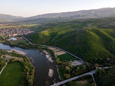Bulgaristan 'ın Blagoevgrad bölgesinin Topolnitsa köyü yakınlarındaki Struma nehrinin hava günbatımı manzarası
