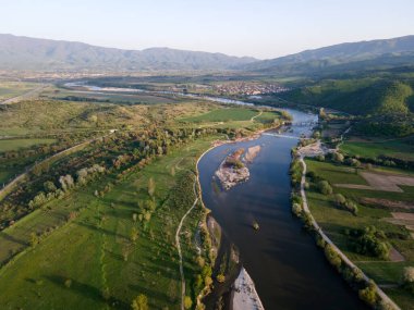 Bulgaristan 'ın Blagoevgrad bölgesinin Topolnitsa köyü yakınlarındaki Struma nehrinin hava günbatımı manzarası