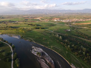 Bulgaristan 'ın Blagoevgrad bölgesinin Topolnitsa köyü yakınlarındaki Struma nehrinin hava günbatımı manzarası