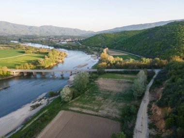 Bulgaristan 'ın Blagoevgrad bölgesinin Topolnitsa köyü yakınlarındaki Struma nehrinin hava günbatımı manzarası