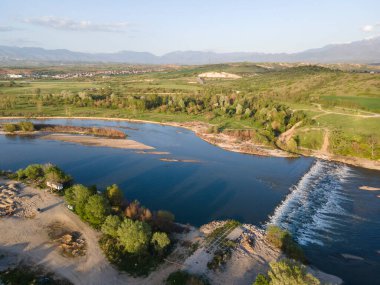 Bulgaristan 'ın Blagoevgrad bölgesinin Topolnitsa köyü yakınlarındaki Struma nehrinin hava günbatımı manzarası