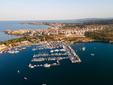 Bulgaristan 'ın Burgaz Bölgesi' nin eski Sozopol kentinin hava gün batımı manzarası