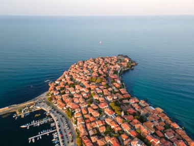 Bulgaristan 'ın Burgaz Bölgesi' nin eski Sozopol kentinin hava gün batımı manzarası