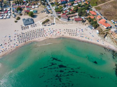 Bulgaristan 'ın Burgaz Bölgesi' nin Çarevo kasabası yakınlarındaki Arapya plajının hava manzarası