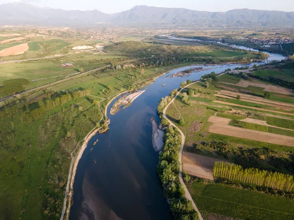 Bulgaristan 'ın Blagoevgrad bölgesinin Topolnitsa köyü yakınlarındaki Struma nehrinin hava günbatımı manzarası