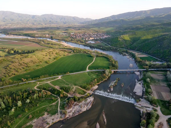 Bulgaristan 'ın Blagoevgrad bölgesinin Topolnitsa köyü yakınlarındaki Struma nehrinin hava günbatımı manzarası