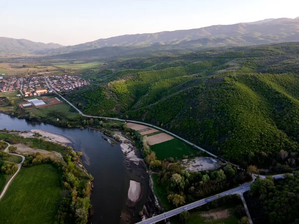 Bulgaristan 'ın Blagoevgrad bölgesinin Topolnitsa köyü yakınlarındaki Struma nehrinin hava günbatımı manzarası