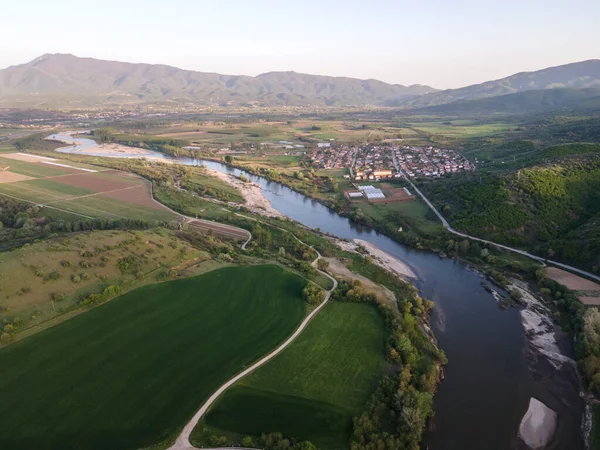 Bulgaristan 'ın Blagoevgrad bölgesinin Topolnitsa köyü yakınlarındaki Struma nehrinin hava günbatımı manzarası