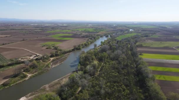 불가리아의 플로브디브 근처에 마리차 강으로 들어가는 라스카 공중에서 바라본 — 비디오