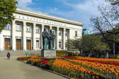 SOFYA, BULGARIA - 1 Mayıs 2022: Bulgaristan 'ın başkenti Sofya' daki Aziz Kiril ve Aziz Methodius Ulusal Kütüphanesinin bahar manzarası