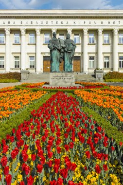 SOFYA, BULGARIA - 1 Mayıs 2022: Bulgaristan 'ın başkenti Sofya' daki Aziz Kiril ve Aziz Methodius Ulusal Kütüphanesinin bahar manzarası
