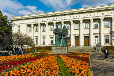 SOFYA, BULGARIA - 1 Mayıs 2022: Bulgaristan 'ın başkenti Sofya' daki Aziz Kiril ve Aziz Methodius Ulusal Kütüphanesinin bahar manzarası